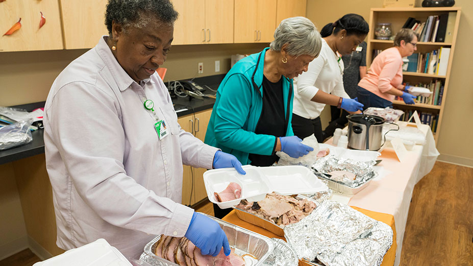 Heyman HospiceCare at Floyd Prepares Thanksgiving Meals for Families